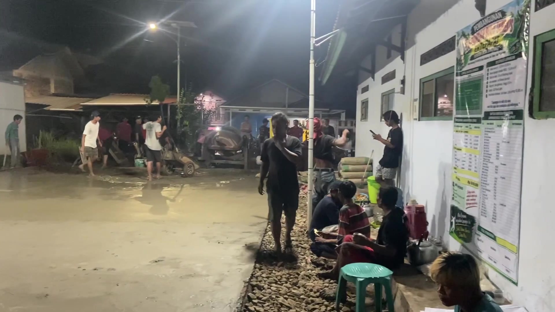 LANJUTAN GOTONG ROYONG MALAM PENGECORAN LAPANGAN ERTEPAPAT